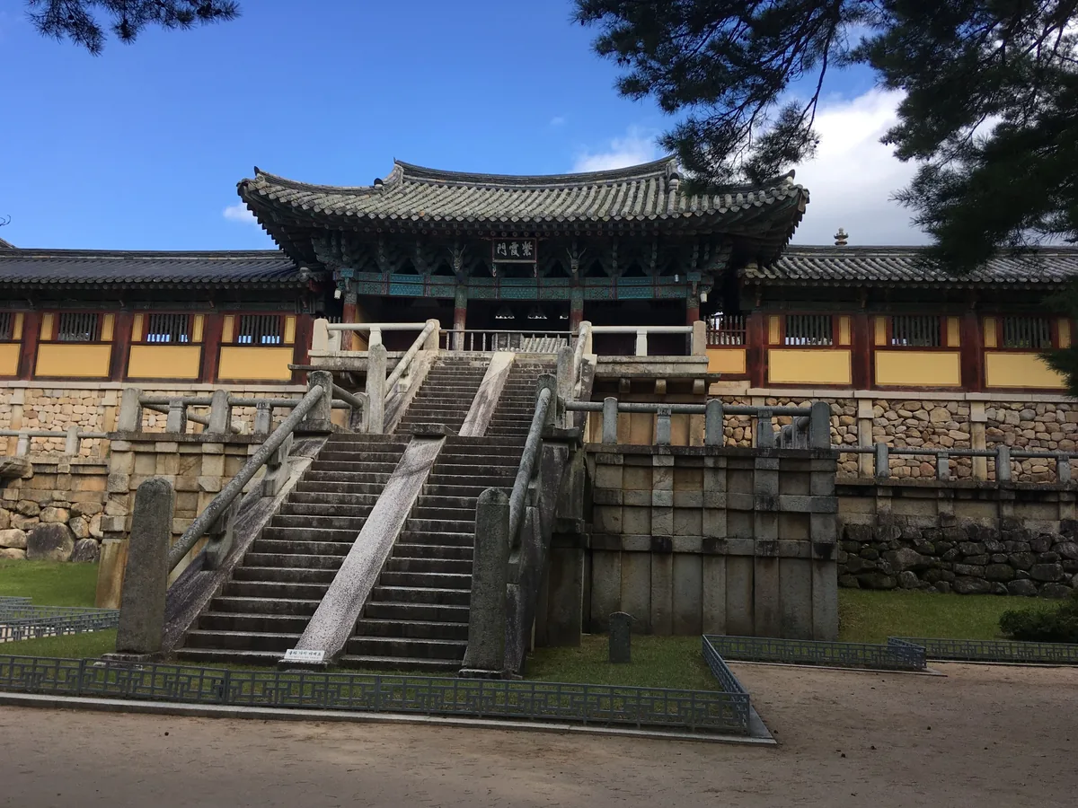 자하문으로 오르는 경주 불국사 청운교와 백운교 돌계단