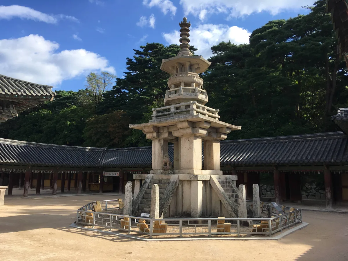 경주 불국사 대웅전 앞마당의 다보탑