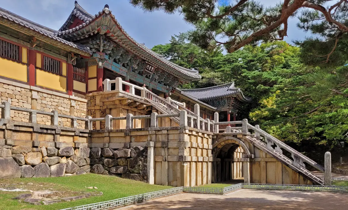 옆에서 본 경주 불국사 자하문과 청운교·백운교 돌계단 아래 홍예