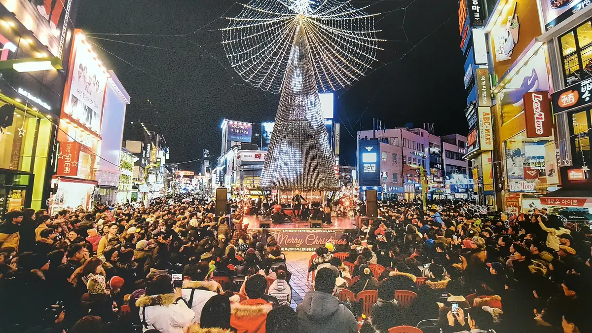 부산 광복로 겨울빛 트리축제의 대형 트리와 밤거리 인파