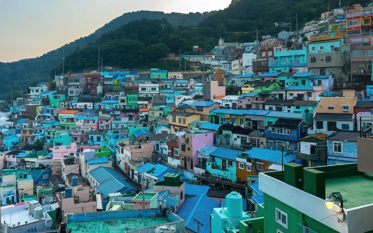 노을 진 부산 감천문화마을의 알록달록한 산비탈 집들