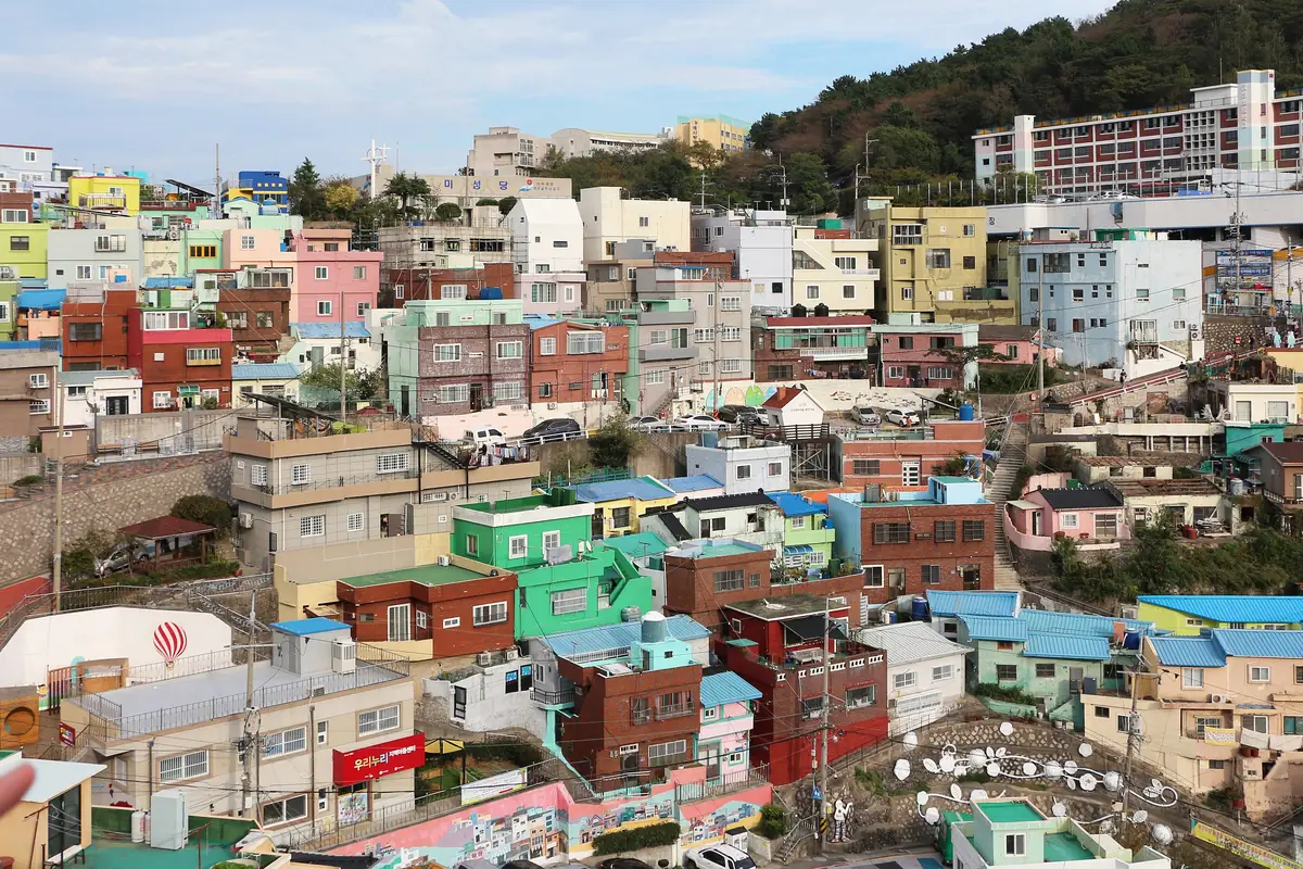 산비탈을 따라 알록달록한 집이 이어진 부산 감천문화마을
