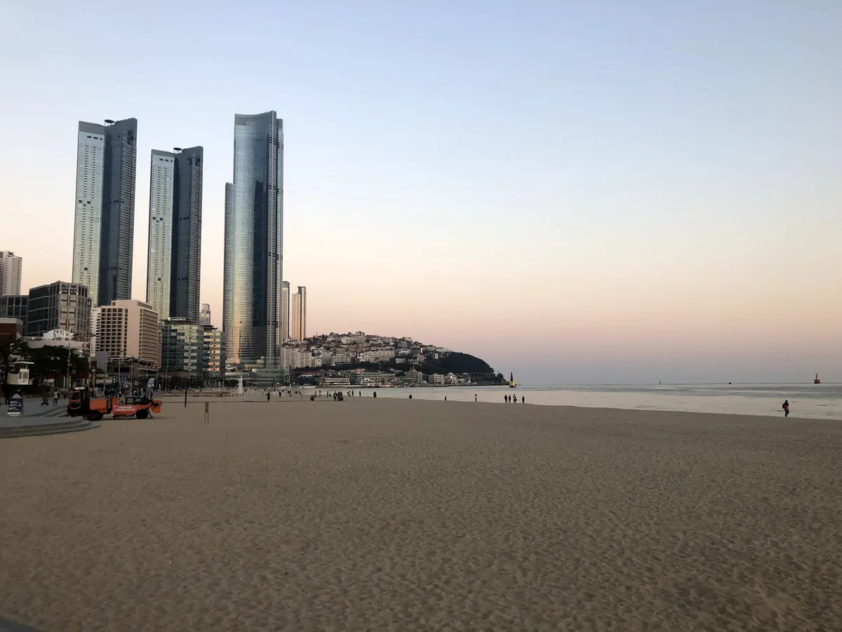 해 질 녘 해운대 해수욕장 너머로 보이는 엘시티와 부산엑스더스카이