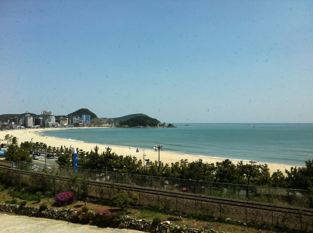 바닷가 철길 너머로 보이는 부산 송정해수욕장
