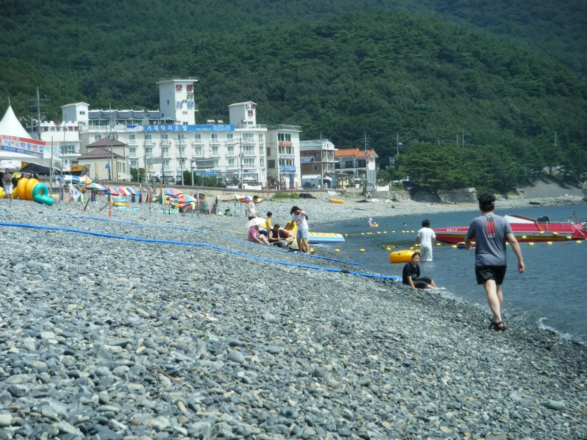 검은 몽돌이 깔린 거제 학동 흑진주 몽돌해변과 바다
