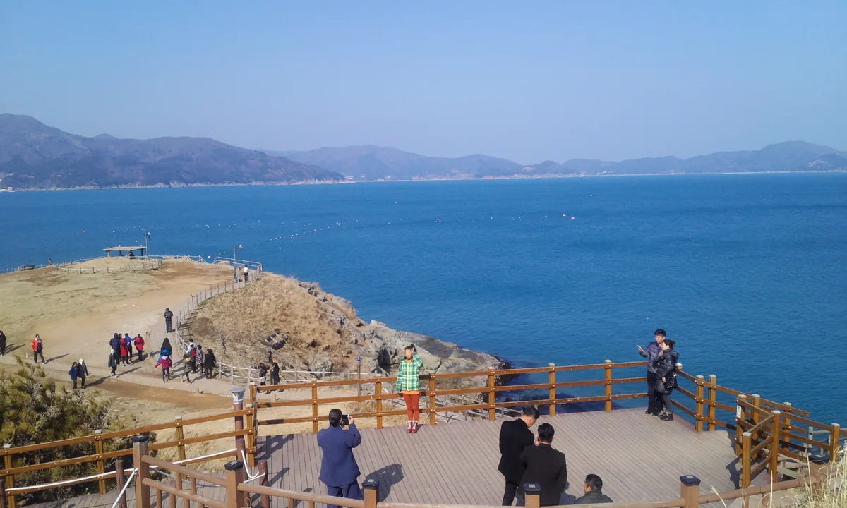 남해 바다를 내려다보는 겨울 거제 바람의 언덕 전망대