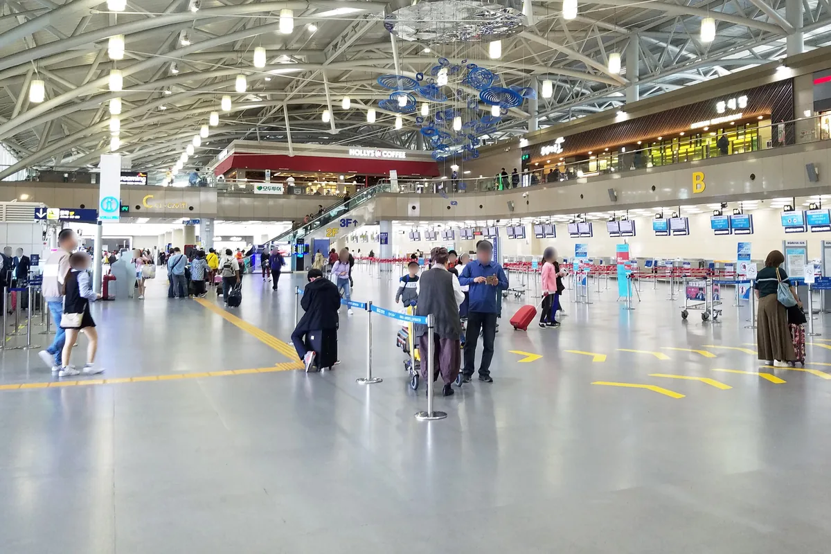 체크인 카운터 앞에 여행객이 줄 선 김해공항 국제선 출국장