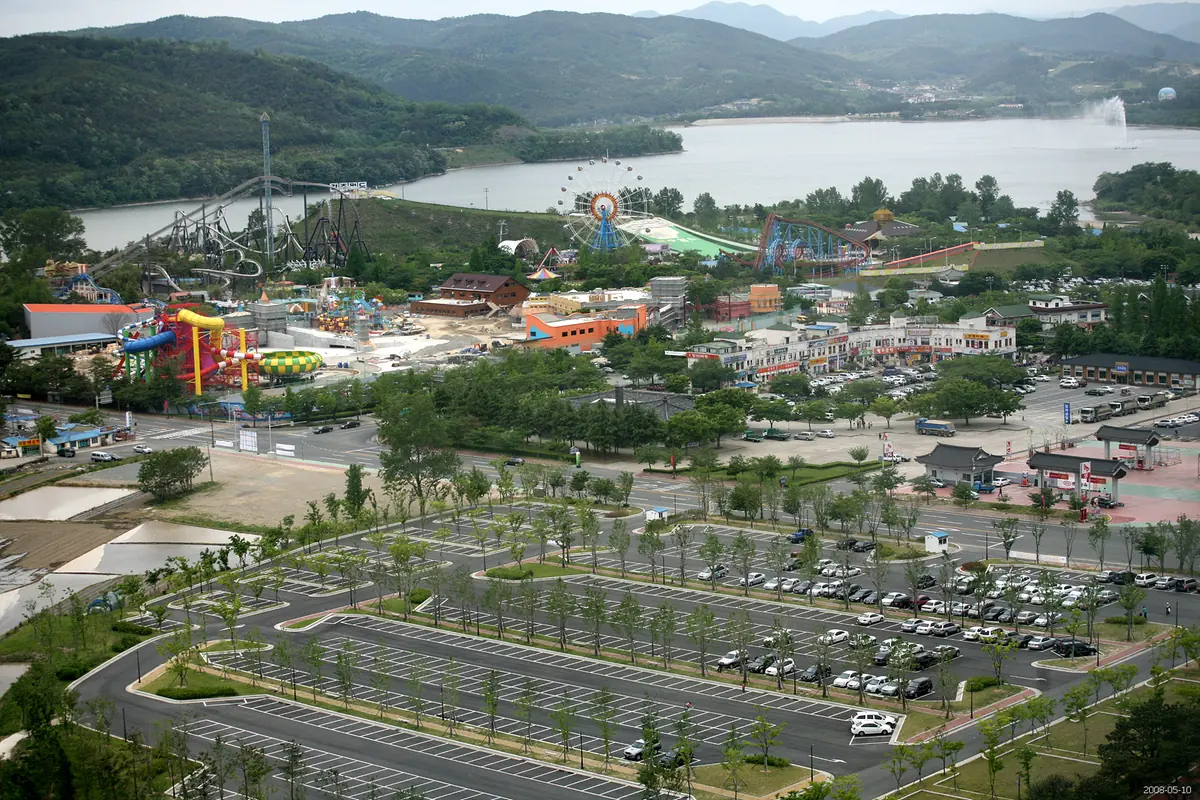 보문호와 놀이공원이 내려다보이는 경주 보문관광단지 전경