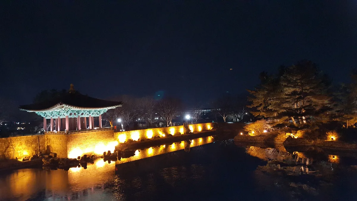 겨울밤 조명이 켜진 경주 동궁과 월지 누각과 연못