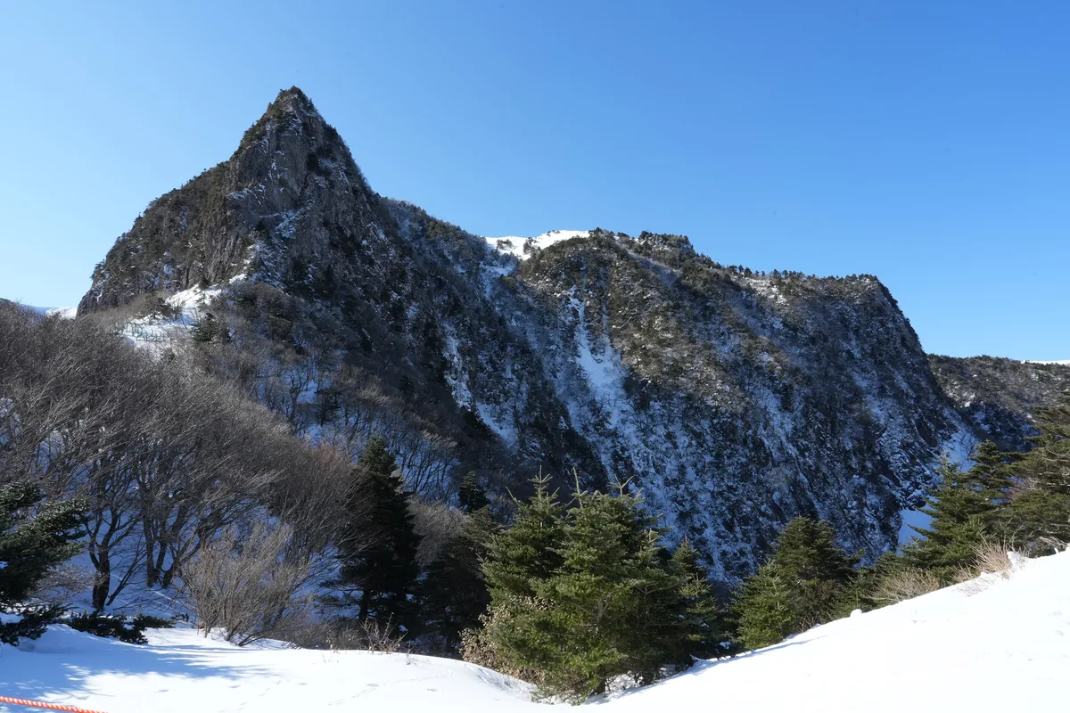 눈 쌓인 관음사 코스에서 올려다본 한라산 삼각봉