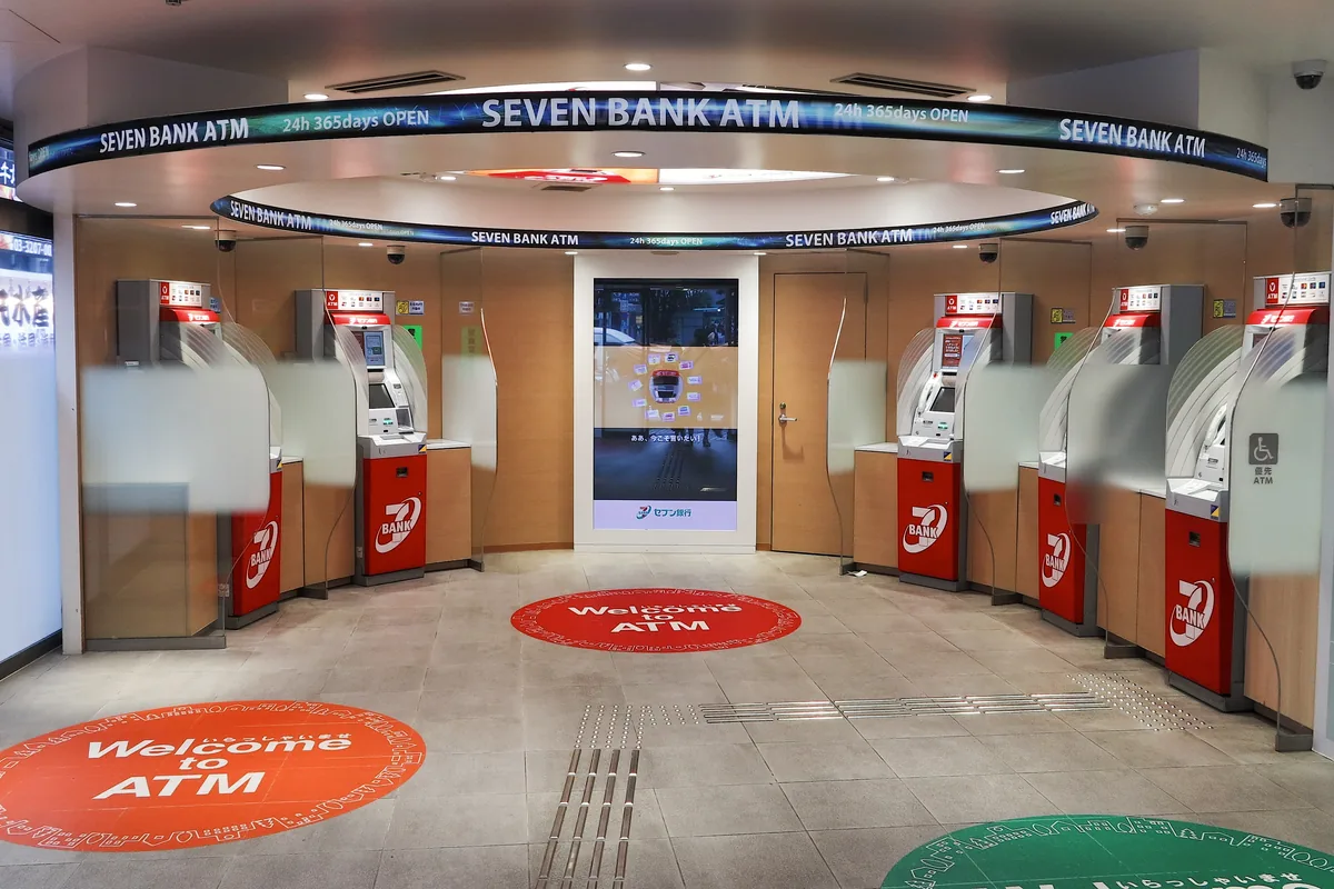 ATM 여러 대가 둥글게 놓인 일본 세븐은행 ATM 코너