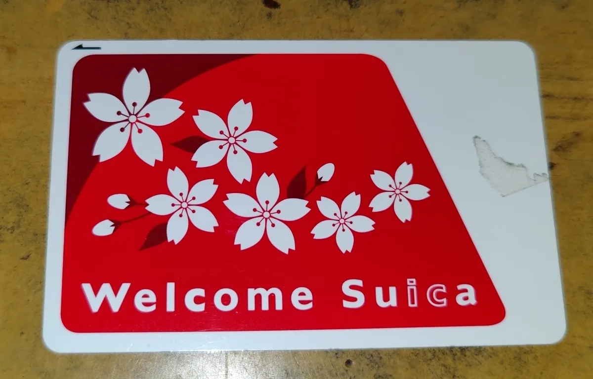 벚꽃 무늬가 그려진 빨간 외국인용 교통카드 Welcome Suica