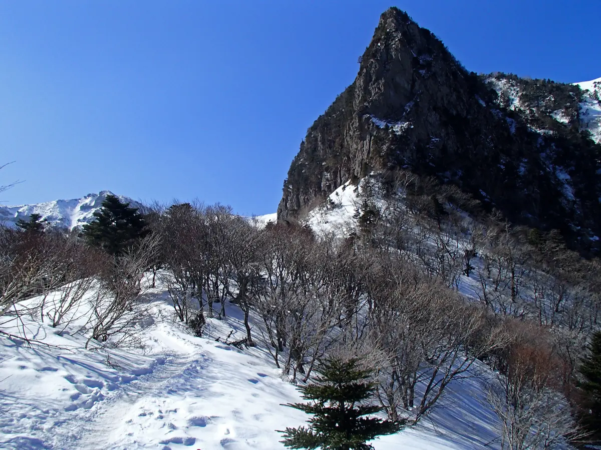 눈 덮인 한라산 겨울 등산로와 바위 봉우리