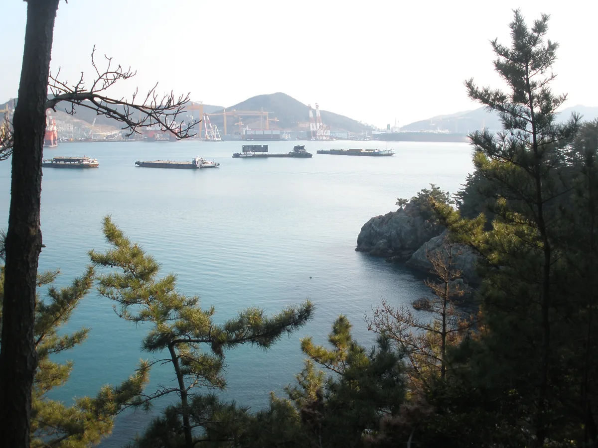 옥포와 덕포 사이 해안에서 내려다본 거제 겨울 바다