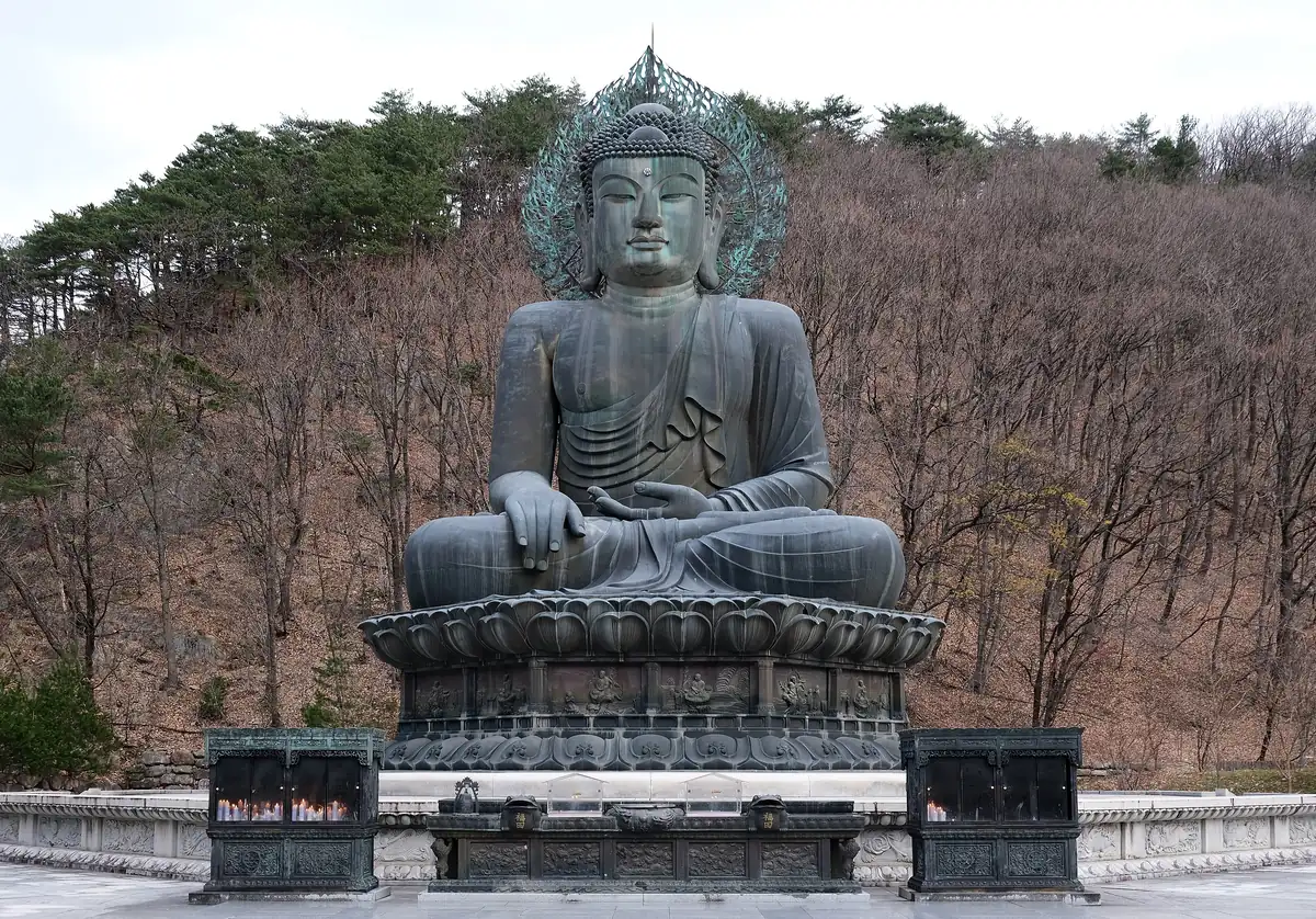 설악산 신흥사 경내의 청동 통일대불 좌상