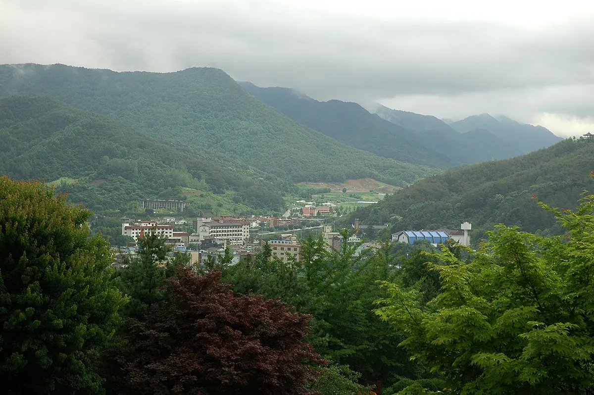 산에 둘러싸인 충주 수안보온천 마을 전경