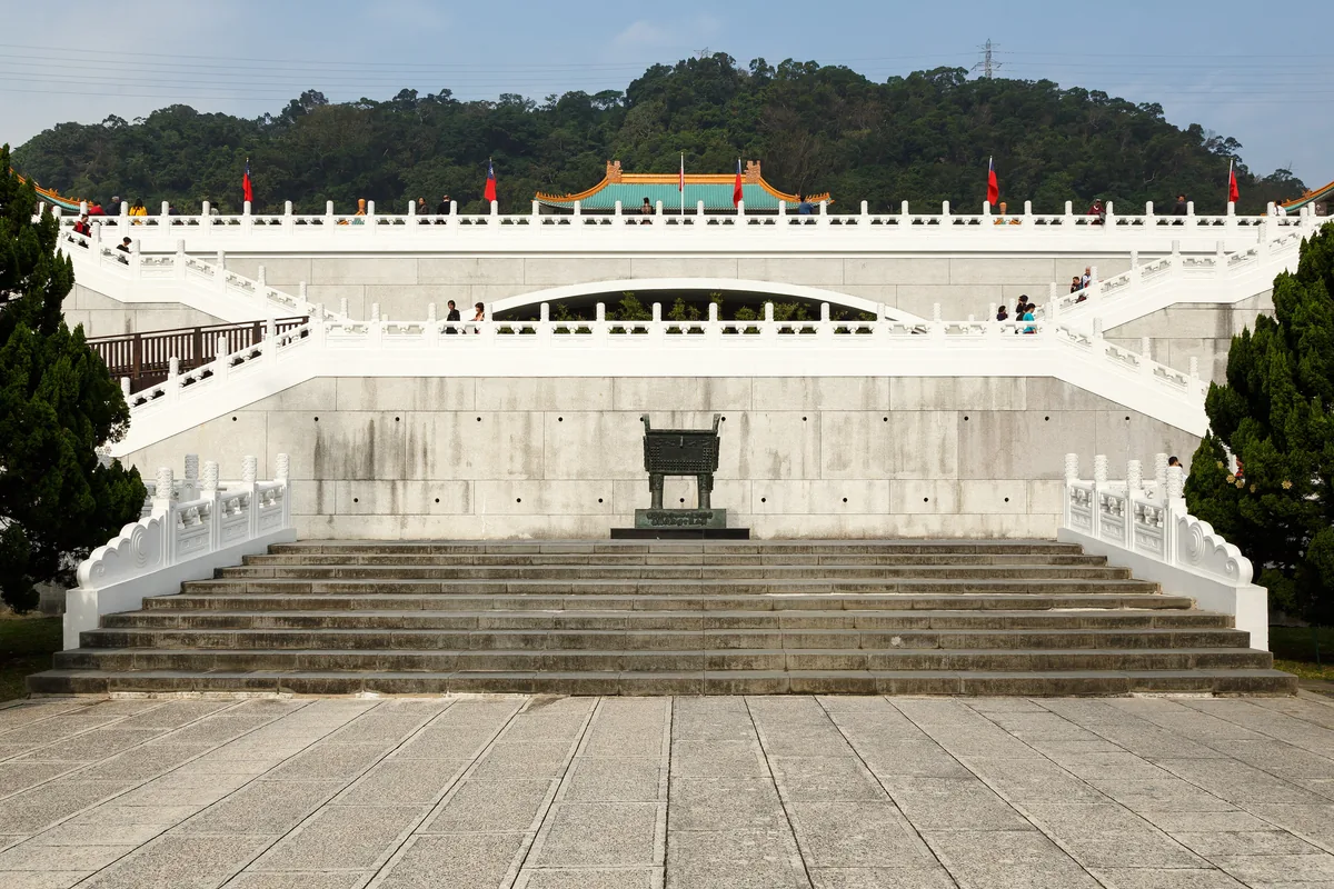 흰 계단과 녹색 지붕의 타이베이 국립고궁박물원 본관