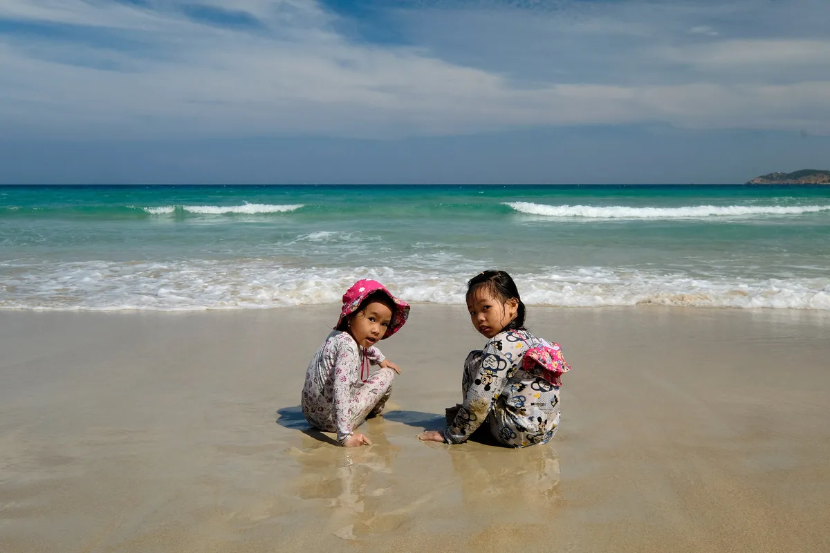 2월 베트남 깜란 해변 모래사장에서 노는 아이 둘