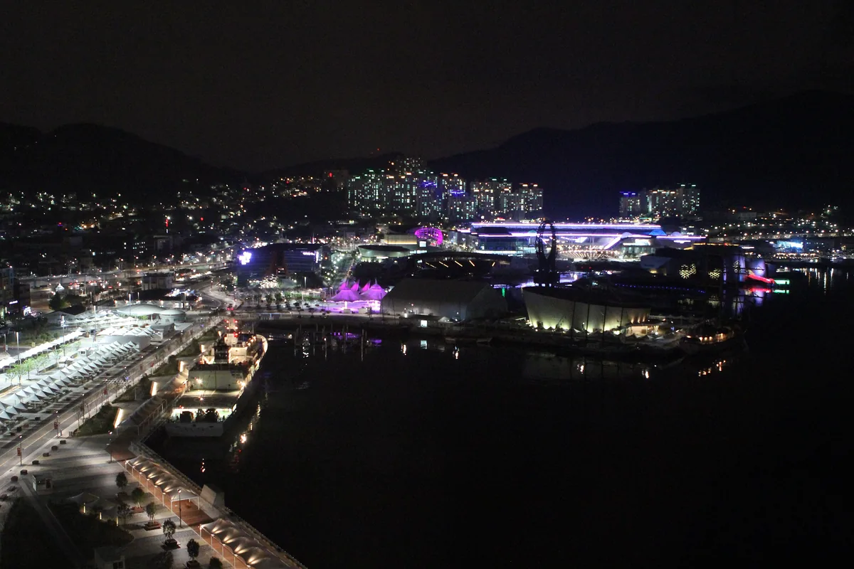 불이 켜진 여수세계박람회장과 바닷가 밤 풍경