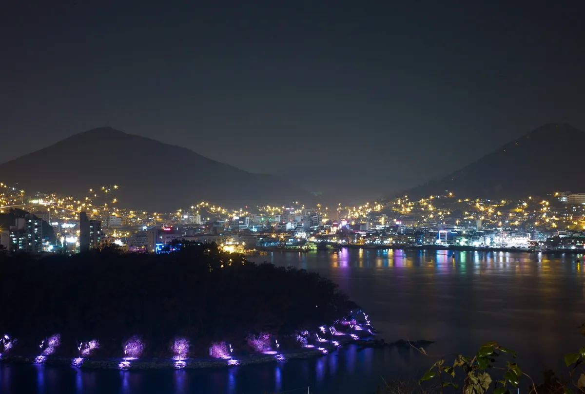 돌산 쪽에서 내려다본 여수 시내 불빛과 장군도 밤 풍경